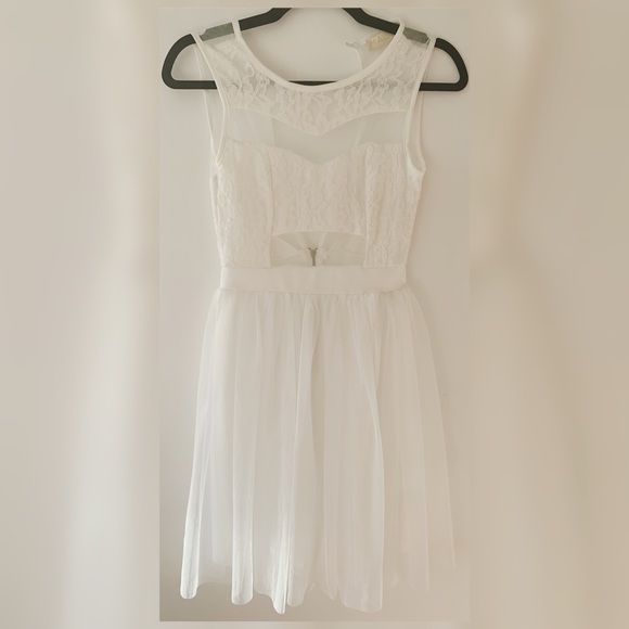 White Dress with lace and tool - Picture 2 of 4